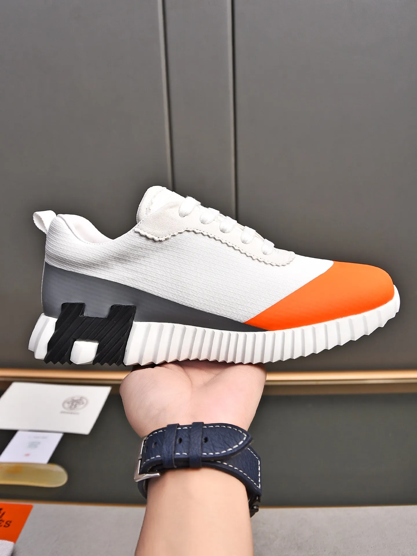 PP580【Hermes】fe new arrival~New Bouncing sneakers are the most comfortable shoes from Hermès. They are extremely light on the feet and look great. You won’t feel tired even when you go shopping and running around. They are very light and comfortable. They are extremely light, suitable for both sports and leisure. They feel great when you step on them! It’s up to you to choose, there’s always what you want~ ✔️Fabric: Imported first-layer cowhide + high-elastic fly weave ✔️Inner lining: Imported water-dyed cow lining ✔️Outsole: Seamless combination of IP+TPU (multi-color letters) German technology irradiation machine ✔️Code number: Male 38-44 (45 customized)